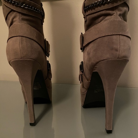 Belted & Chain Stiletto Suede Boot 👢 - Picture 10 of 16
